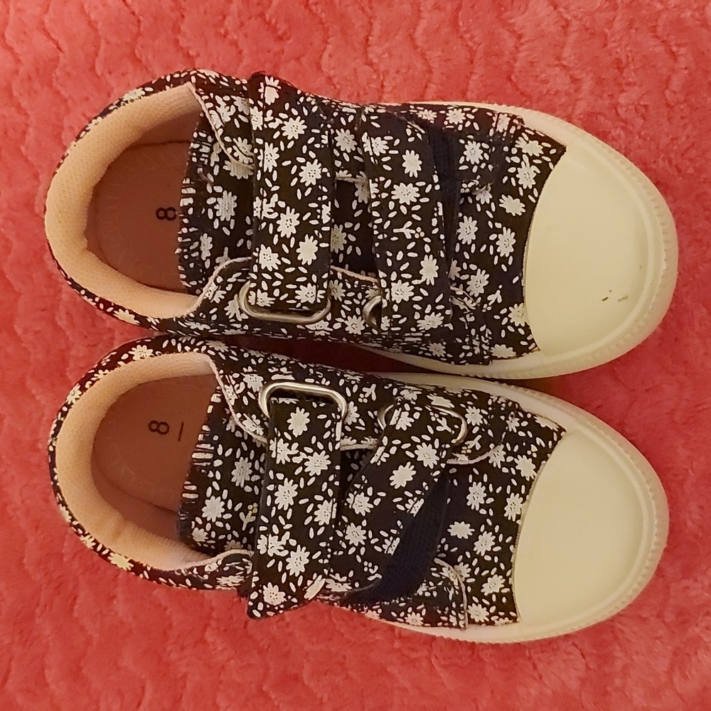 Daisy print/pink Nerteo size 8, toddler girl's shoes